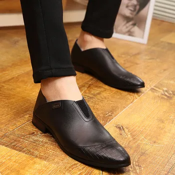 2020 Новая мужская кожаная обувь Мода Корея Мужские лоферы Удобная деловая обувь с острым носком Черная мужская классическая обувь Мягкая мужская обувь