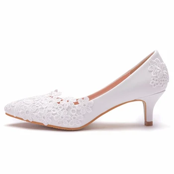 Элегантные и простые кружевные свадебные туфли с цветами, белые свадебные туфли на высоком каблуке, свадебные фотографии, туфли, свадебные туфли